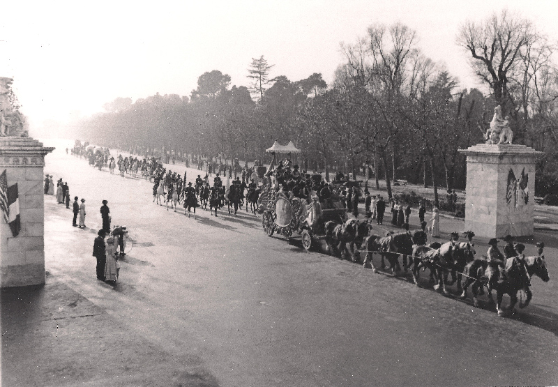 Paseo de Coches avenue at Retiro Park in -Circus World-