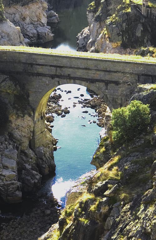 A narrow pass over the gorge